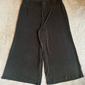 Chico’s Travelers Size 3. Wide leg crop Olive Green.
